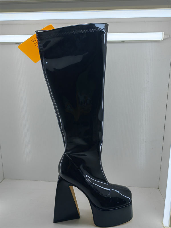 Pull On Closure Type Women Shoe Boots With Chunky Heel Solid Pattern